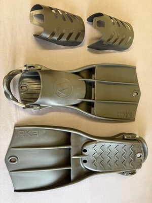 unbenutzte Apeks RK3 Fins / Flossen mit Springstraps / Medium / Schwarz