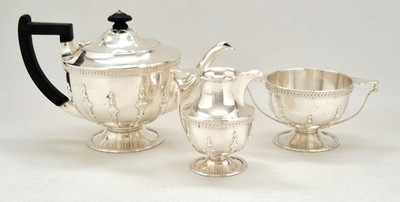 Feines George V 3-teiliges Teeservice aus massivem Silber von George Harding & Sons - 1413 g