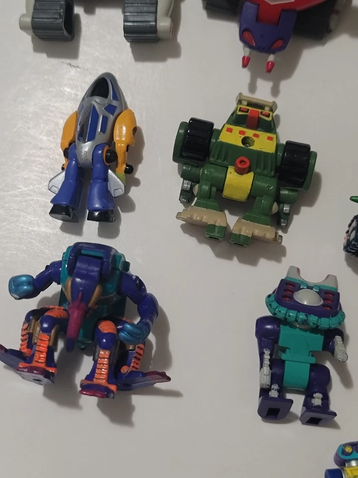 29 Vintage Z-Bots Micro Machines Robot Figures Vehicles 1992 1993 Lot - Image 2 of 4