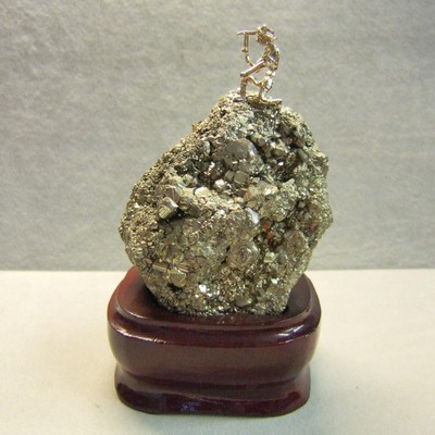 9 Karat GOLD Neugoldrausch Bergmann auf ( Narrengold ) Pyriten mit Ständer