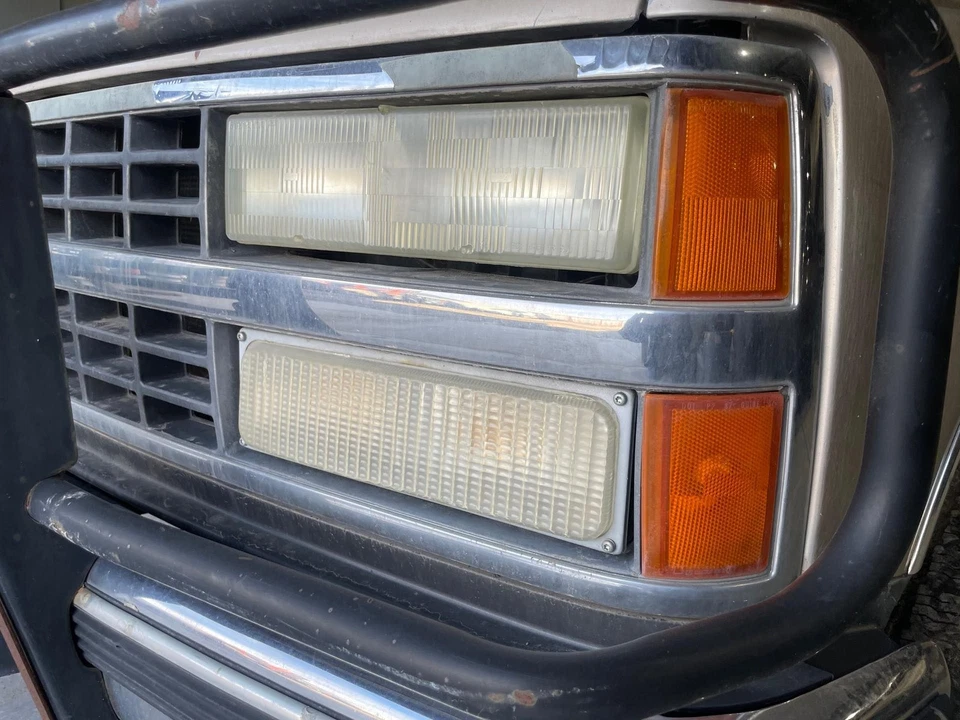 88-93 CT2500 Grille composite headlamps chrome Chrome Peeling Foto 4 de 4