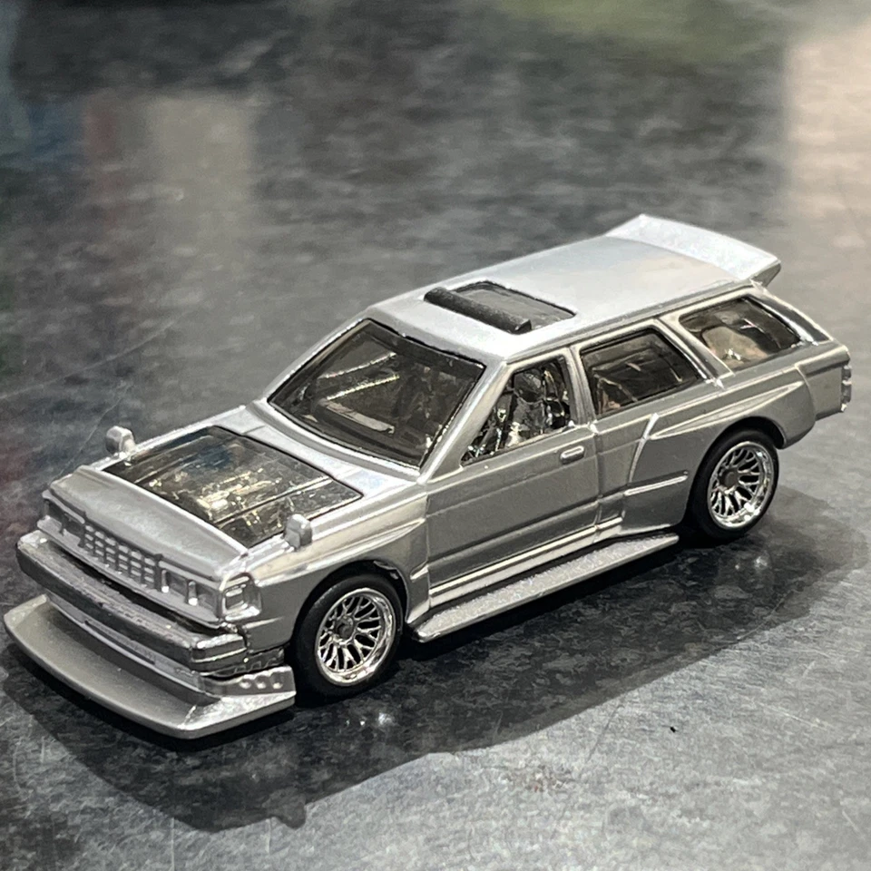 Coche Hot Wheels Nissan Máxima Drift cromado con pilotos reales Foto 4 de 4