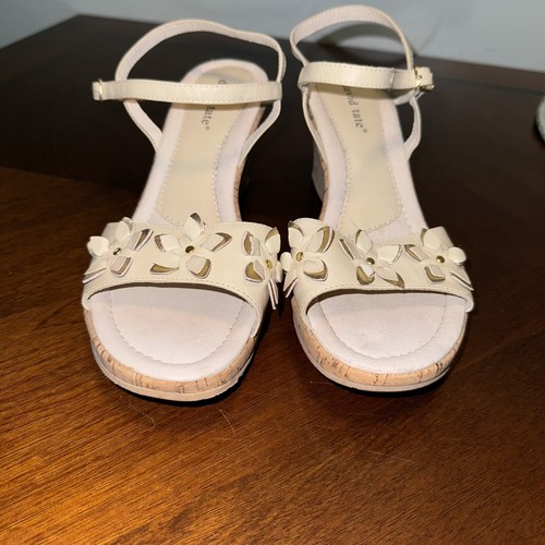 David Tate Wedge Leather Upper White Floral Sandals Women Size 10W Gold Accents - Picture 3 of 11