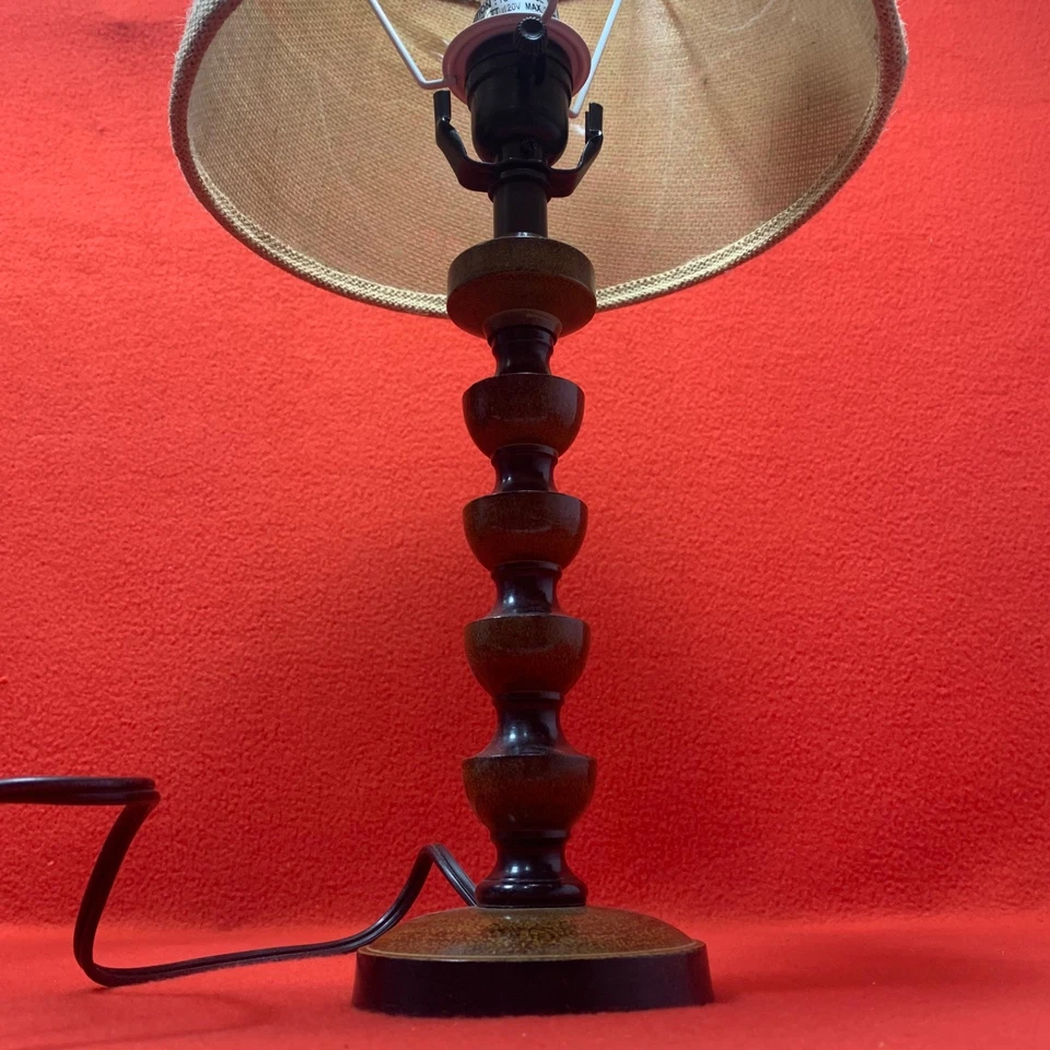 Lámpara de mesa de madera moderna vintage de mediados de siglo con base de husillo torneado pantalla de arpillera boho Foto 2 de 4