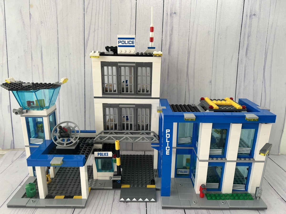 Lego #60047 ~ 2014 City Police Station w/ Minifigures
