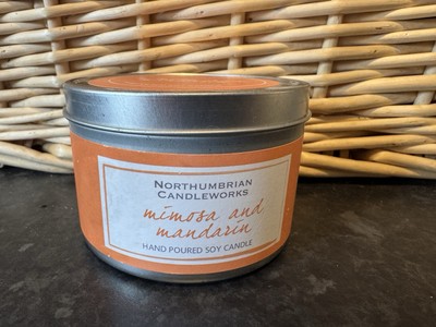 NORTHUMBRIAN CANDLEWORKS Mimosa & Mandarin Kerze in der Dose - 30 Stunden Brenndauer 