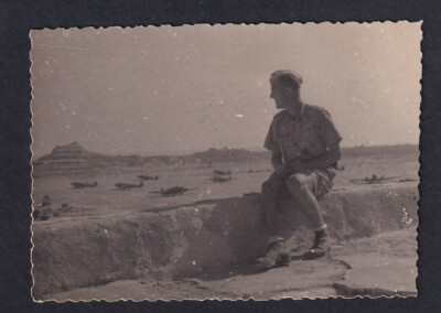 Foto - Soldat in Süduniform vor Flugplatz - 2.WK