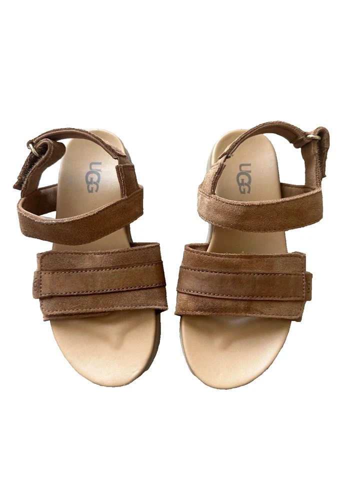 Sandalia UGG Little Kids talla 13 Zini marrón Foto 2 de 4