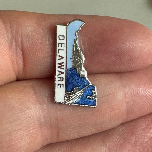 Vintage Delaware State Outline Enamel Lapel Pin — Coastal Scene Souvenir Tourist