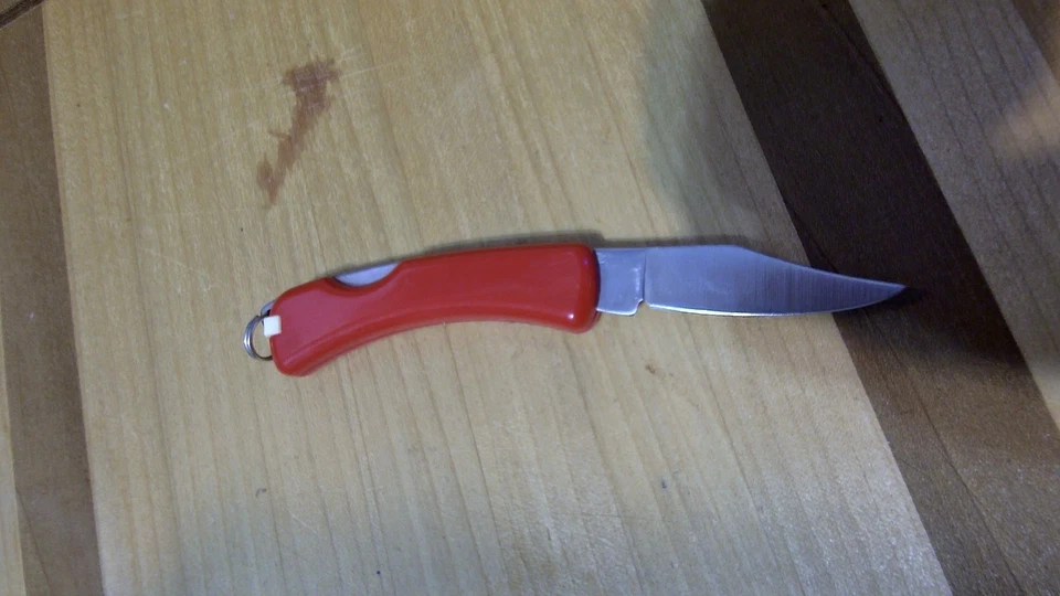 Camillus 870 Checkmate Red Keyring Lockback Knife USA with Tweezers Toothpick - Image 2 of 3