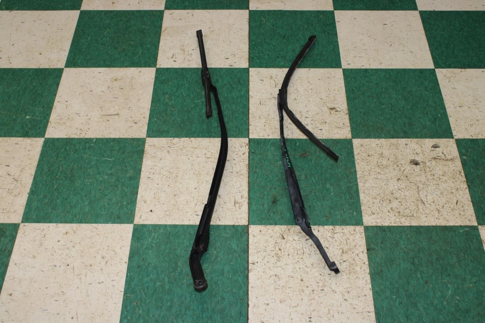 Maserati Ghibli 2014-2022 Front Right Wiper arms Pair