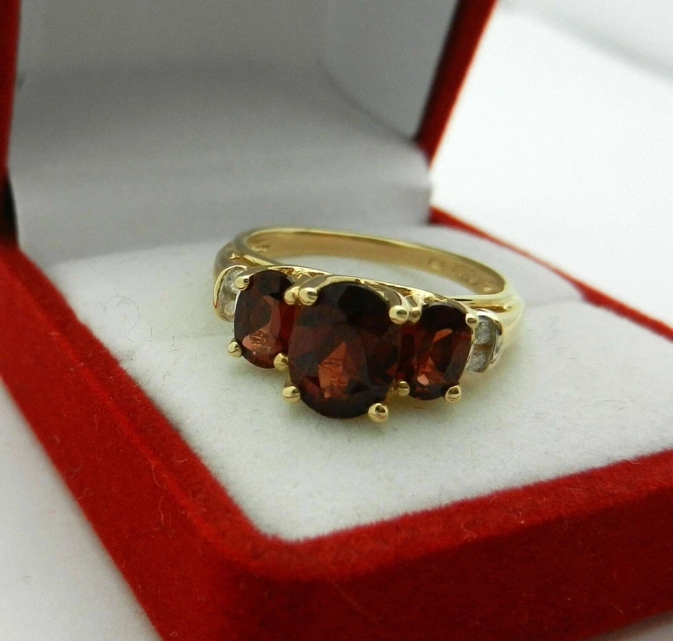 Anillo de compromiso para mujer de tres piedras granate rojo corte ovalado de 3 quilates enchapado en oro de 14 quilates Foto 2 de 4