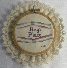 Vintage Crosstitch Amy’s Place 1987 Wall Hanging Apartment Dorm Room 7” Round EC
