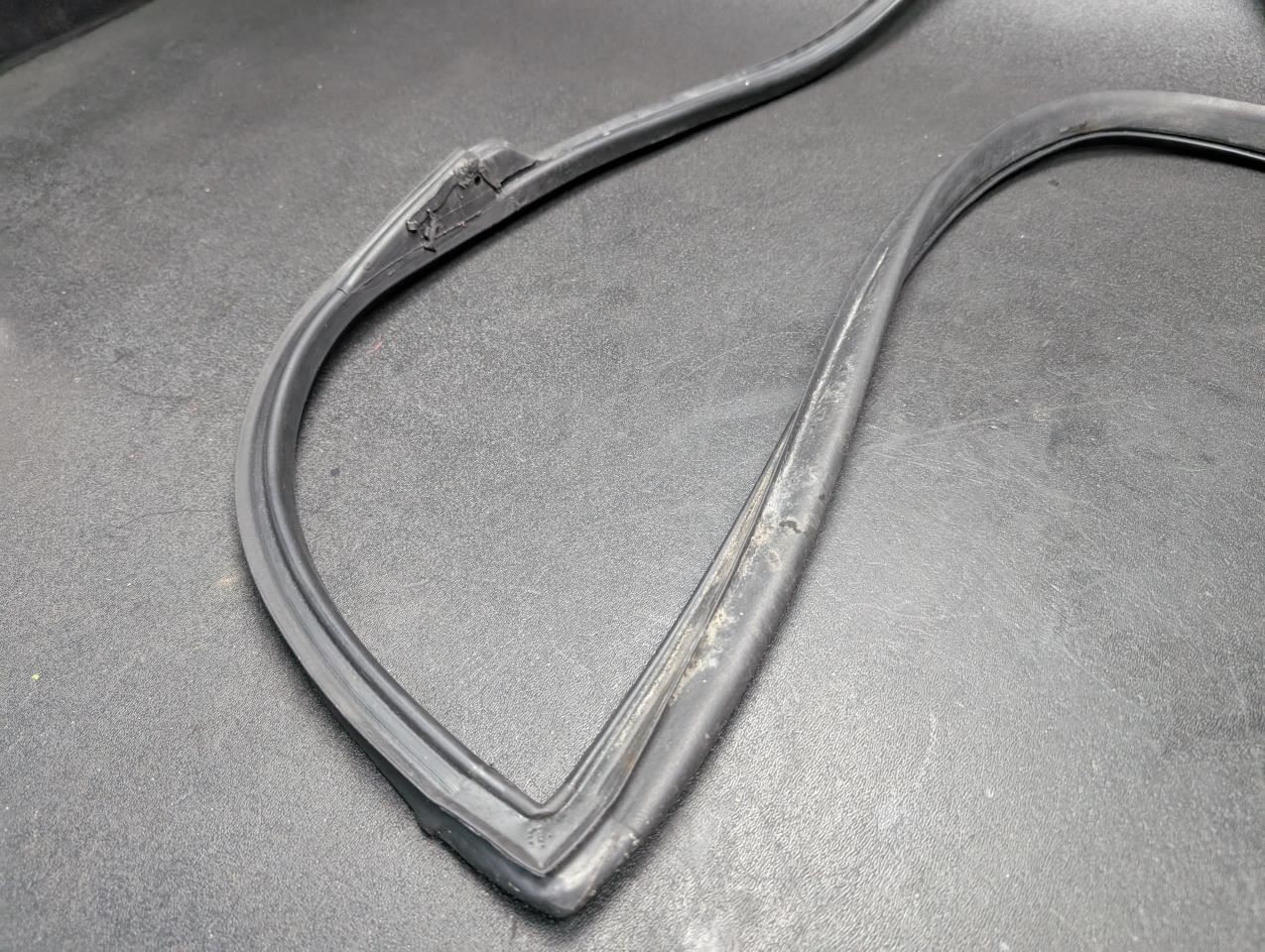 Front Left Door Weatherstrip 1984 Rolls-Royce Silver Spirit 1981 - 1988