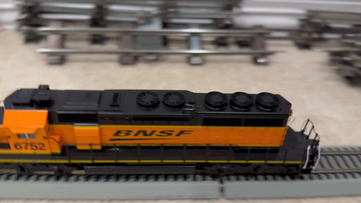 KATO HO Scale EMD SD40-2 BNSF #6752 Swoosh Logo Diesel Locomotive