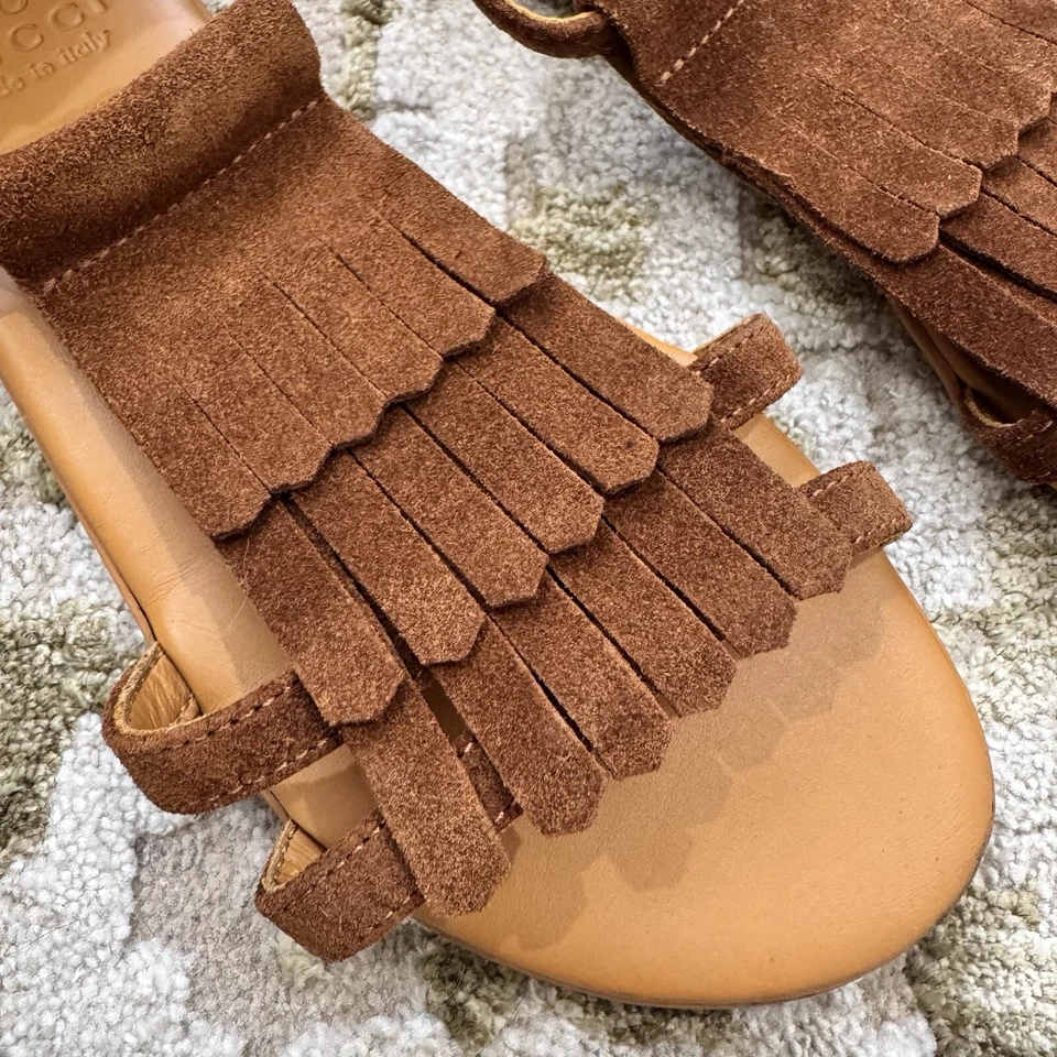 Sandalia Gucci Niños Marrón Gamuza Detalle Flecos Talla 32 EE. UU. 1 Hebilla Dorada Foto 4 de 4