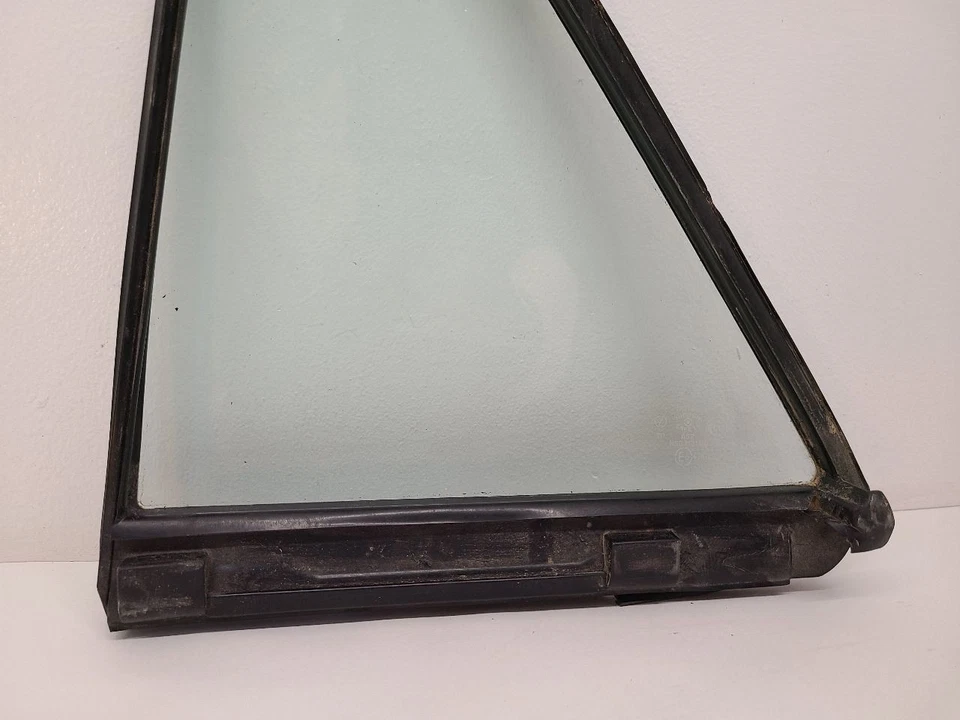 2012 - 2018 FORD FOCUS Passenger Quarter Glass Sedan Black Moulding — 第 4/4 张图片