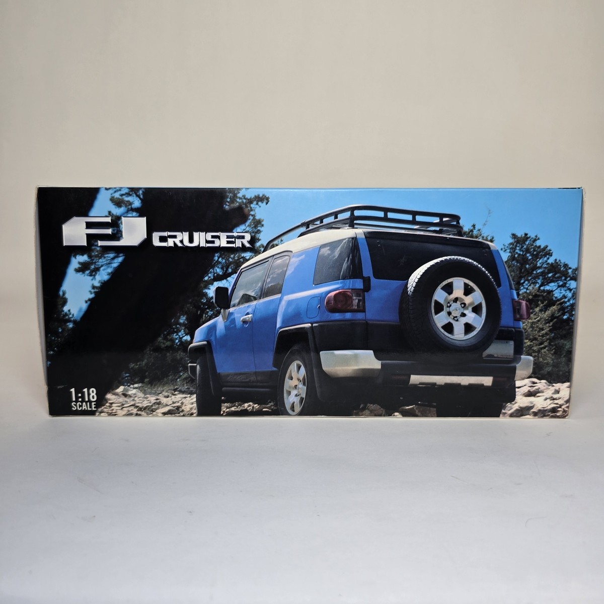 m*4様 TOYOTA FJ CRUISER 1:18 AUTOart 1/18 Diecast Toyota FJ Cruiser Black by AUTOart Scale Model Car