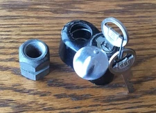 1930s 1940s 1950s Ford SPARE TIRE LOCK w/LOGO KEY vtg NOS accessory-