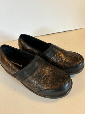 Easy Street Women's Bkack Bronze Slip on floral embrossed clogs look new