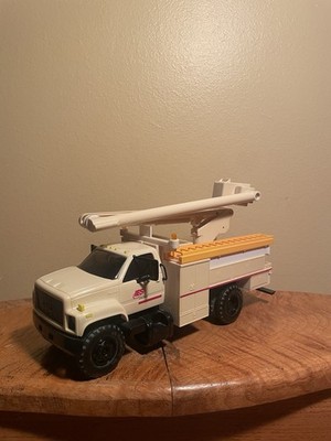 IES UTILITIES (Iowa Electric) Bucket Truck & Bank  made by DG Prod. 11'' long