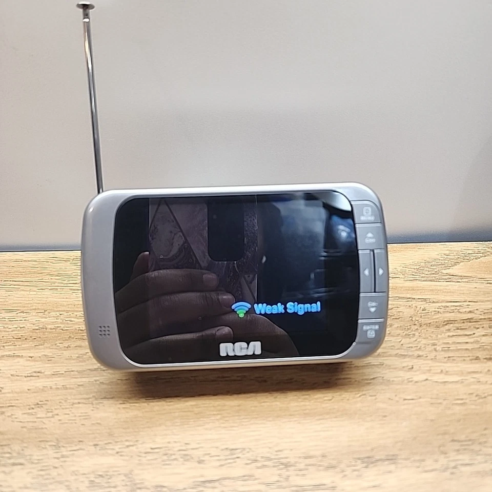 RCA DHT235C DTV Portable 3.5" LED Digital Handheld Color TV - New - Tested  - Image 3 of 4