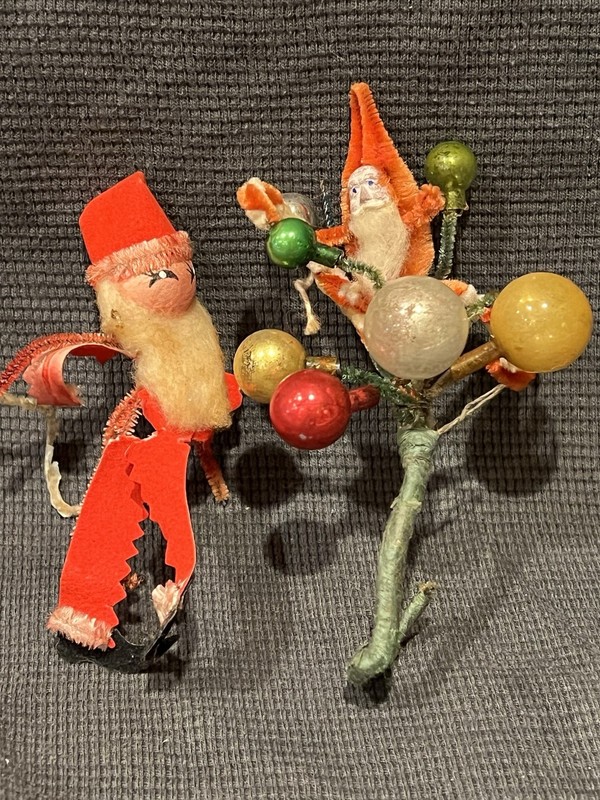 VINTAGE 1950'S CHRISTMAS CORSAGE CLAY FACE SANTA  & Pipe Cleaner Santa ORNAMENTS