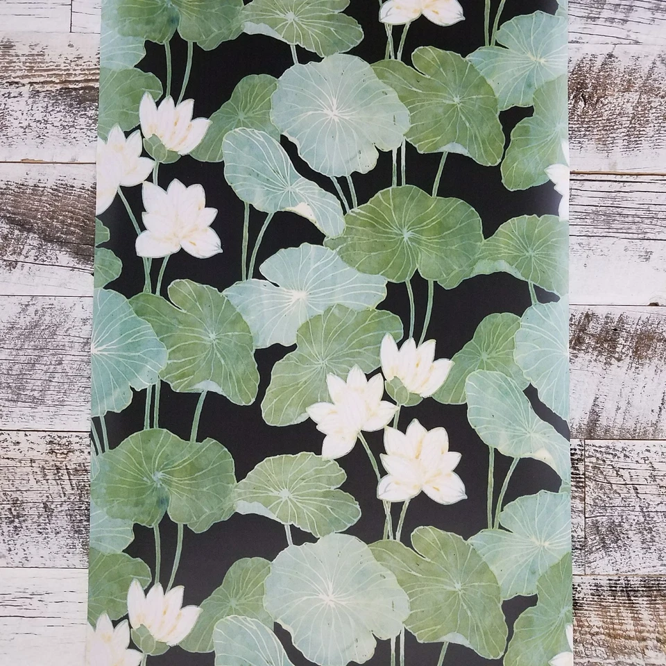 Almohadillas de lirio negro y verde Roommates papel tapiz moderno botánico pelar y pegar  Foto 2 de 4