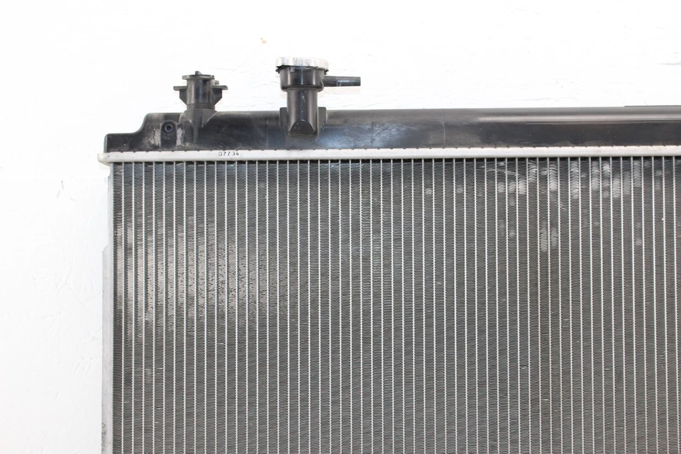 Radiador Nissan 350z VQ35DE M/T 2003-2006 OEM Foto 2 de 4