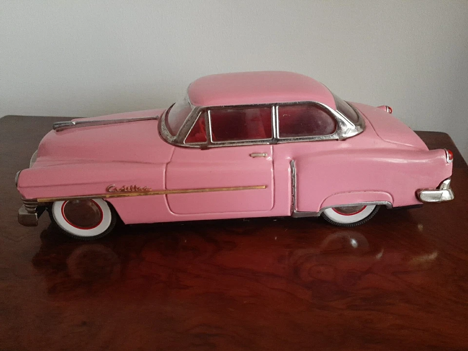 MODELLINO AUTO  IN LATTA - CADILLAC ROSA - Immagine 3 di 4