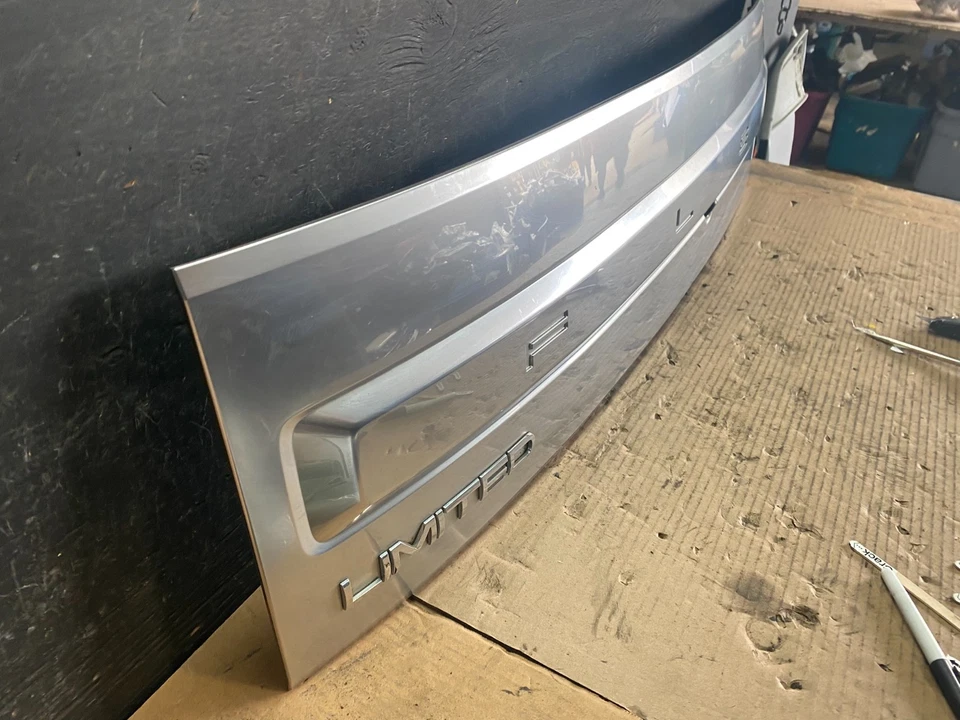 2013 至 2019 年福特 Flex Trunk 盖舱口成型装饰面板带摄像头 S5640 DG — 第 3/4 张图片