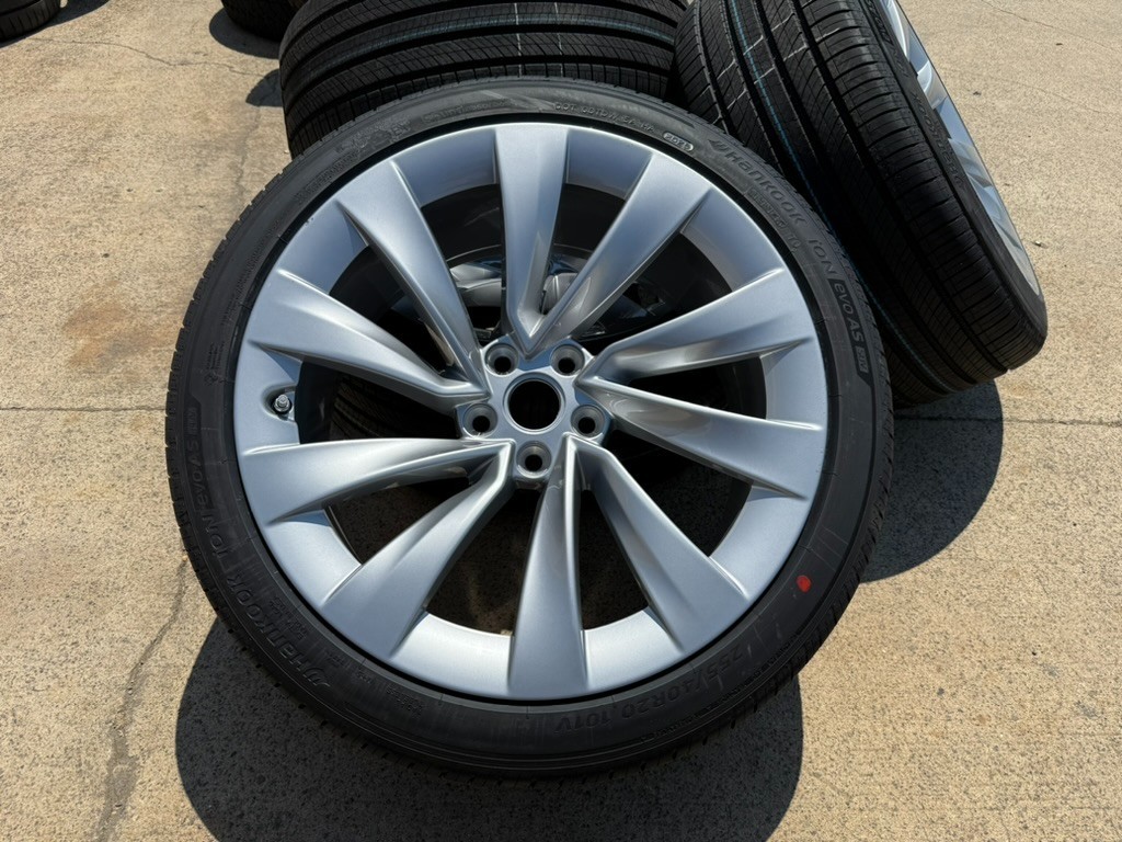 4 (NEW) 20” 2025 Tesla Model Y Juniper wheels Hankook EVO