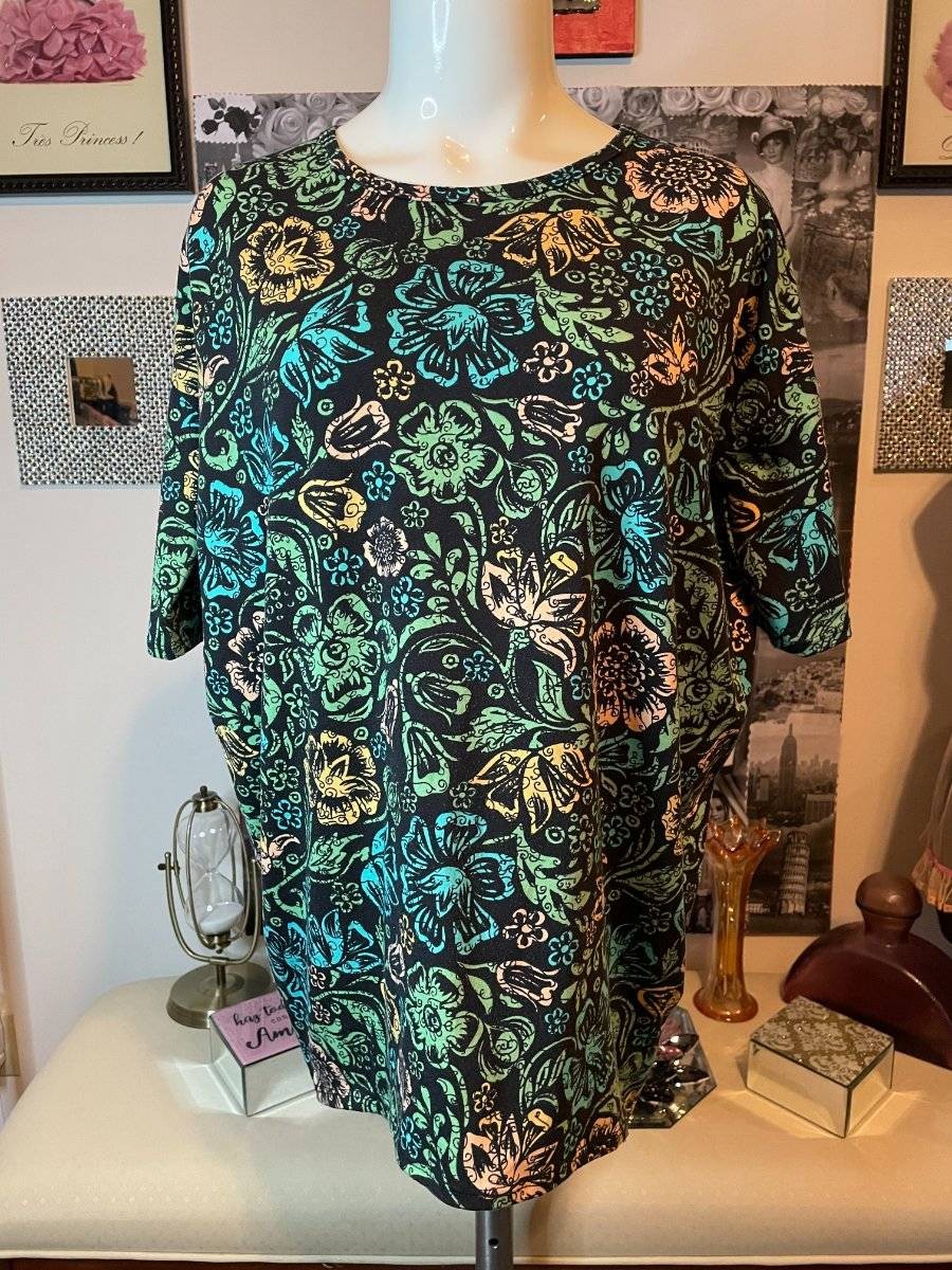 Woman's LuLaRoe Black with Floral Print Short Sleeve Hi-low IRMA Top  Size XXS