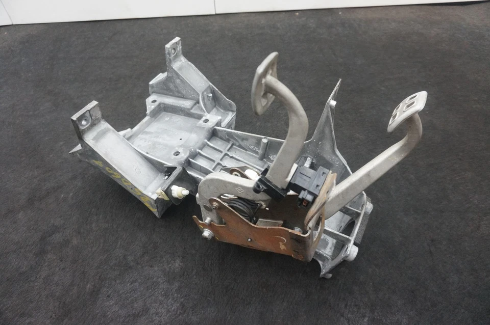 Brake Clutch Pedal Steering Column Bracket OEM 15211485 Corvette C6 Z06 2005-13 - Image 4 of 4