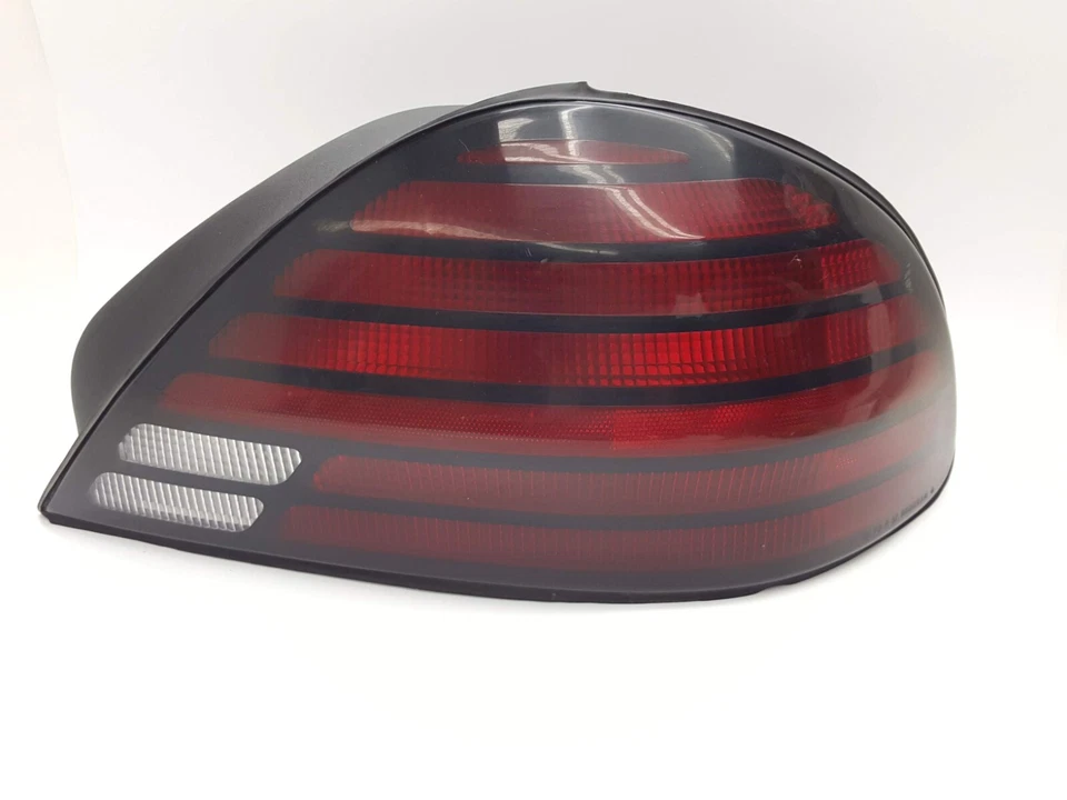 Задний тормозной фонарь 1999-2005 PONTIAC GRAND AM со стороны пассажира от оригинального производителя - Изображение 2 из 4