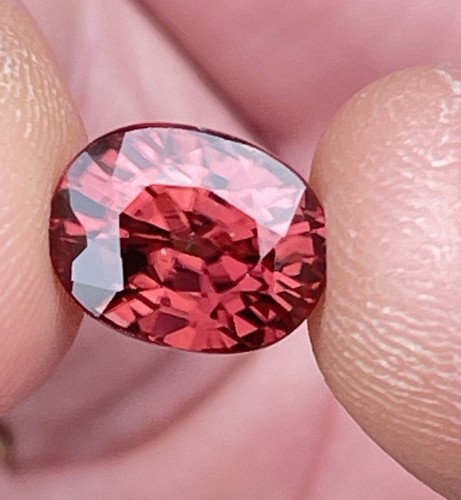 Natural, Earth Mined 9.36 ct. Vivid Pink-Red Zircon, VVS - Picture 4 of 5
