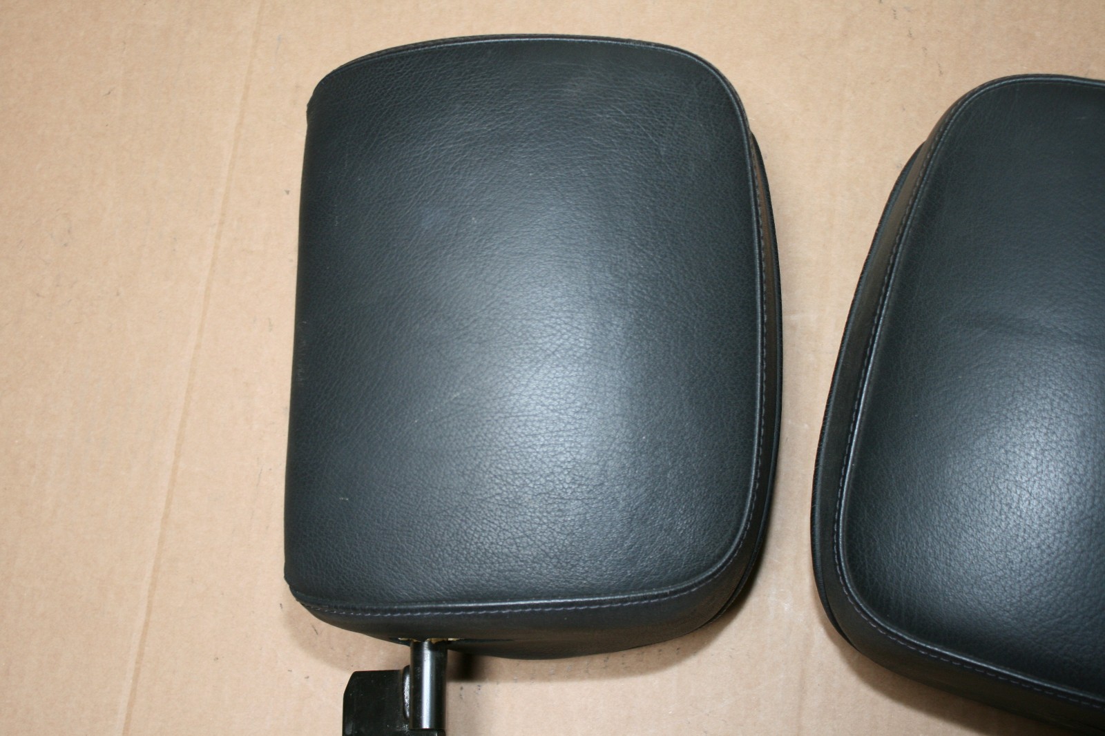 BMW E46 01-06 323 325 330 Convertible Front Headrests Left + Right Pair BLACK