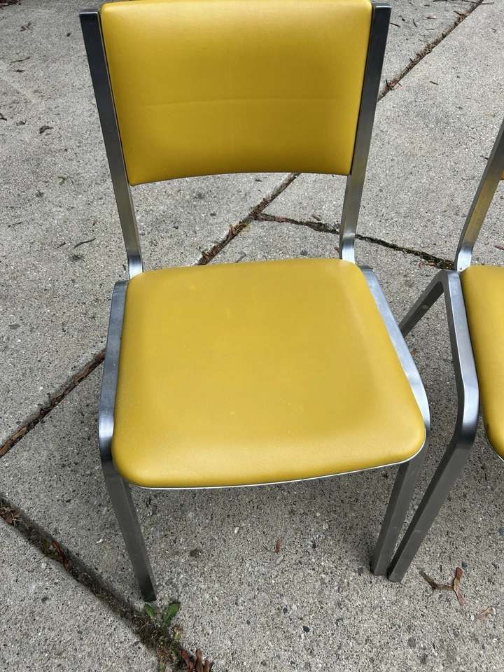 Juego de 4 sillas vintage Steelcase amarillas apilables mediados de siglo modernas MCM Foto 2 de 4