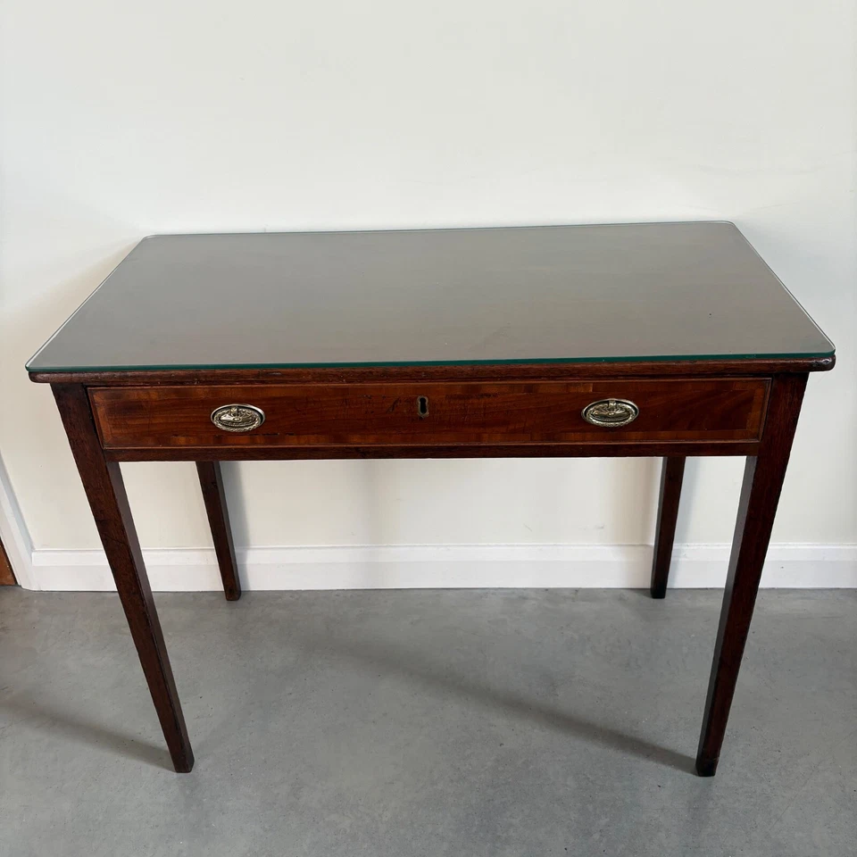 Mesa auxiliar georgiana de caoba con asas de latón Foto 2 de 4