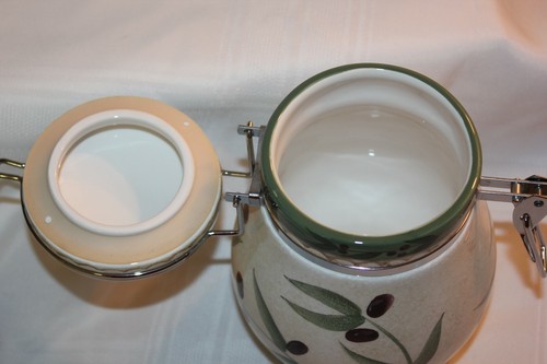 Oneida Oliveto Hand Painted Stoneware 8 Inch Canister - EUC - Picture 6 of 6