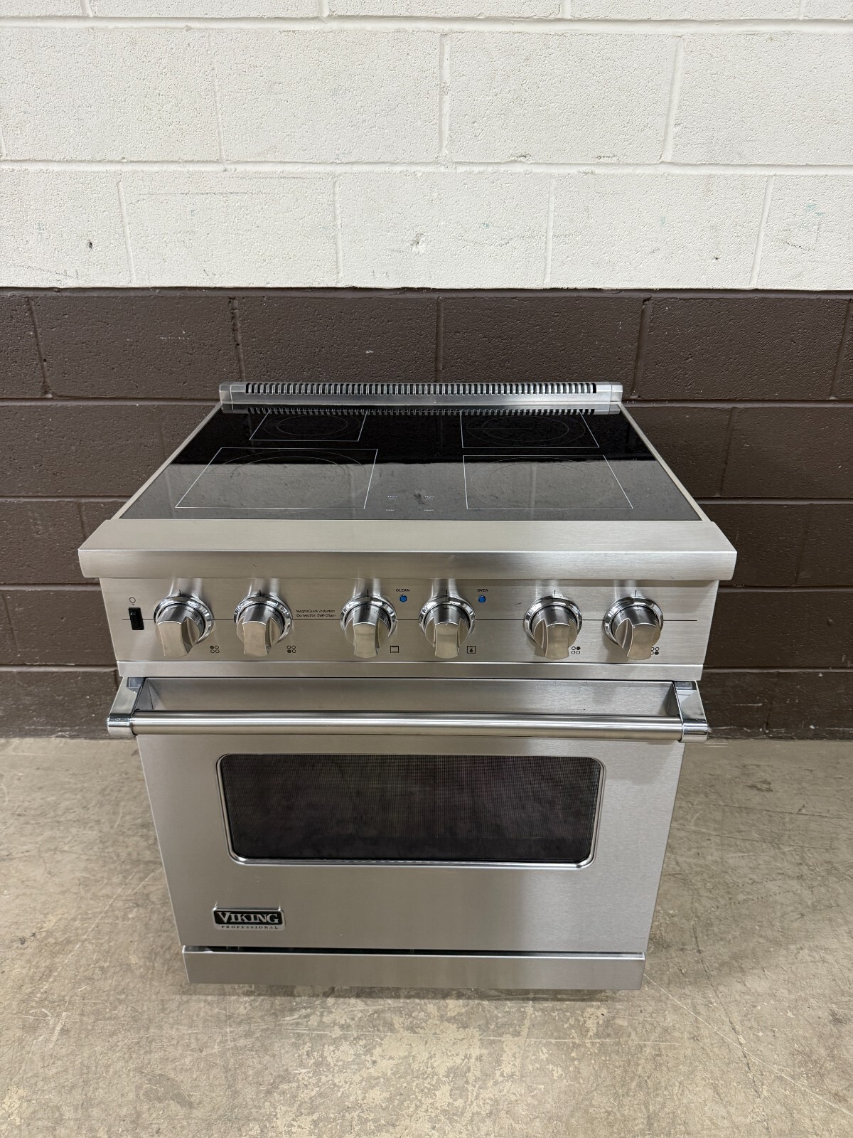 VIKING VISC5304BSS - 30" Professional Induction Range Oven 4 Burner Stainless