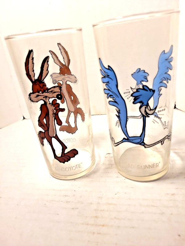 2 Vintage Looney Tunes Pepsi Collector Glasses Roadrunner And Wile E Coyote 1973