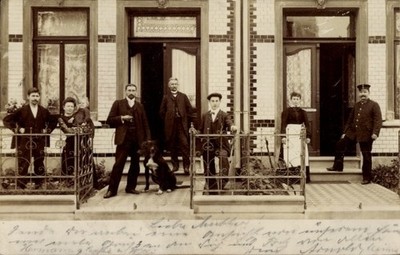 Foto Ak Hansestadt Bremen, Anwohnergruppe vor einem Haus, Hund - 5004694