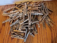 Vintage Lot of 100 Wood Clothes Pins w/ Springs Pincher  Aged Weathered (A)