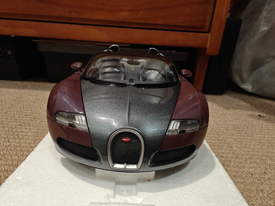 1:18 Minichamps Bugatti Veyron Grand Sport 2009 Grey/ Purple Metallic - Image 3 of 4