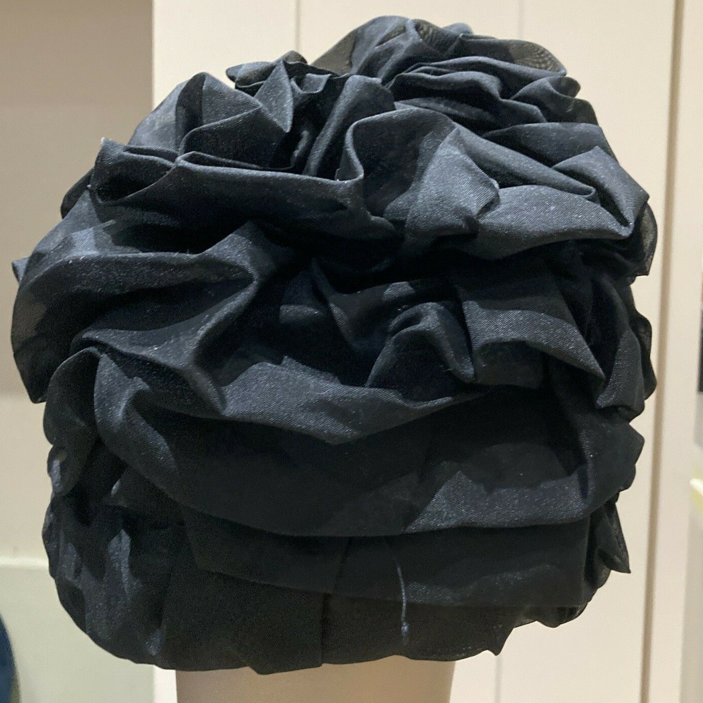 Rare & Unusual Ruched 1950s Black Hat with Contrasting Bows, Goodwood? Size M 5