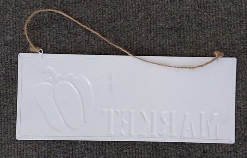 White enamel distressed look red pepper tin sign Fresh Market, 10 1/8" x 4" - Picture 4 of 4