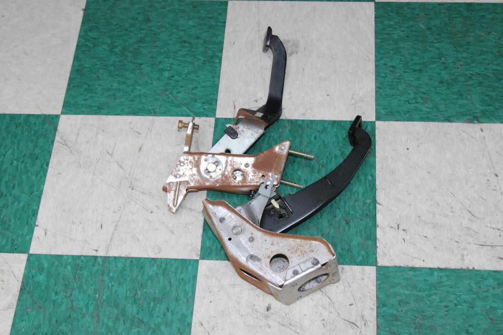 9197 Nissan Pickup D21 Hardbody Brake And Clutch Pedals Pair Assembly