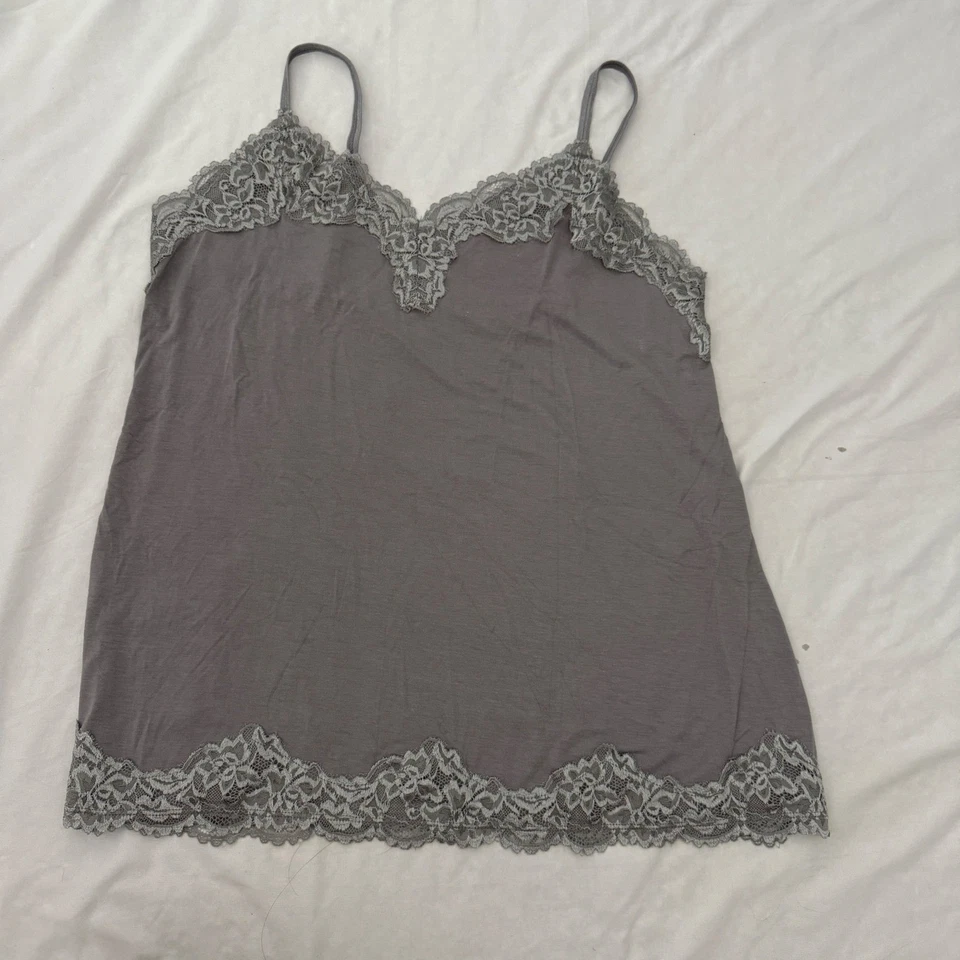 Top cami con ribete de encaje gris Lane Bryant talla grande 14/16 elástico romántico preppy Y2K Foto 3 de 4