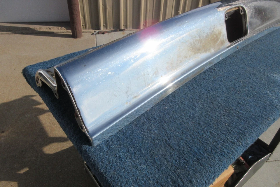 1957 Buick Special Century CENTER REAR BUMPER Foto 2 de 4